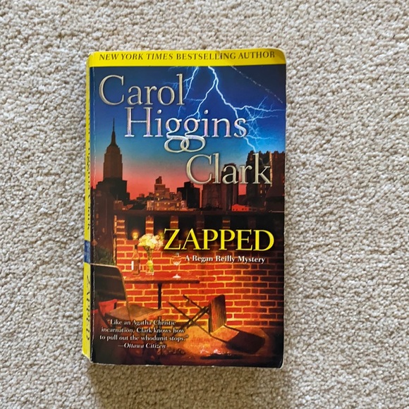 Zapped by Carol Higgins Clark - A Regan Reilly Mystery - Picture 1 of 7